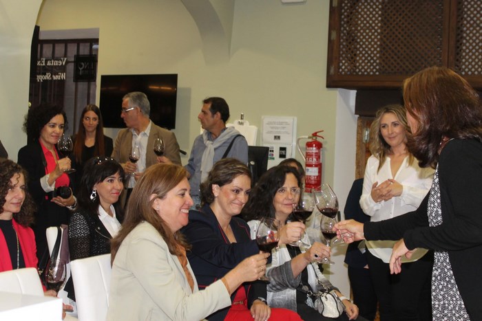 Imagen de Mª Ángeles García participó en la cata de vinos en la inauguración de 