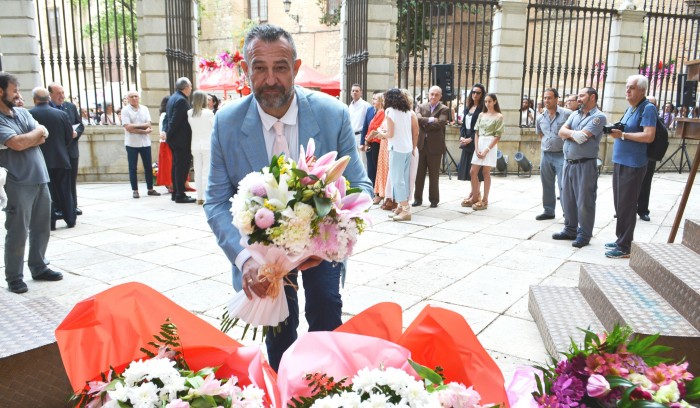 Imagen de 	Rafael Martín depositando el ramo en la Puerta de Reyes