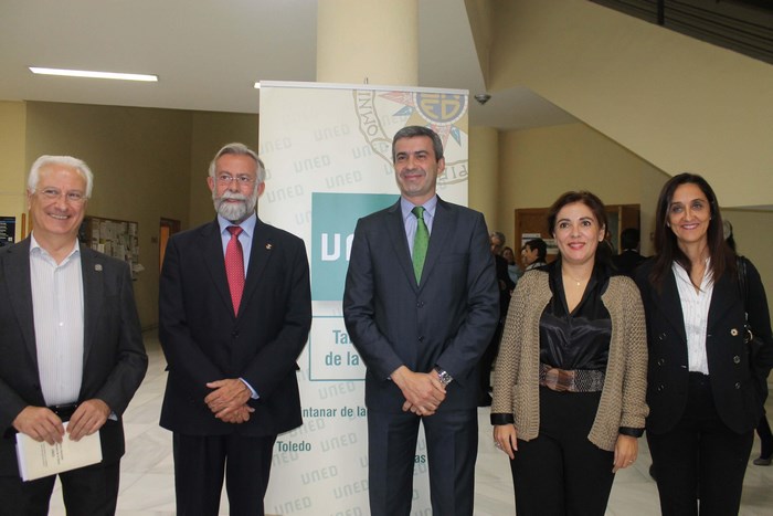 Imagen de Álvaro Gutiérrez junto a los participantes en la inauguración del nuevo curso de la UNED de Talavera
