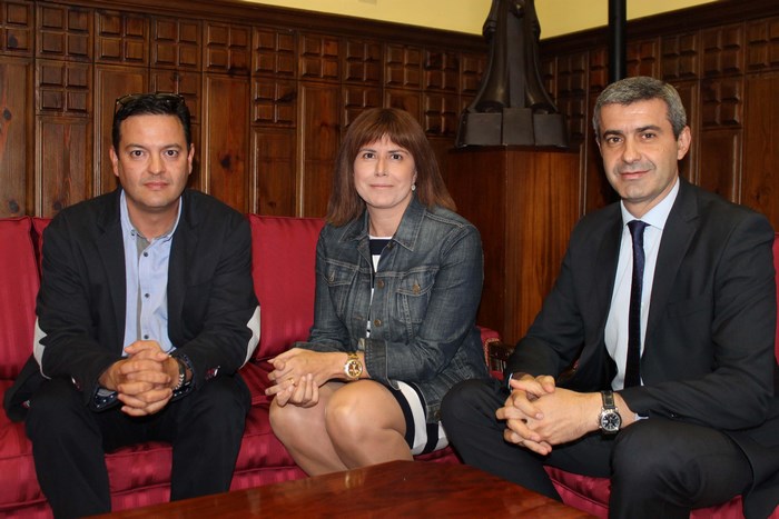 Álvaro Gutiérrez junto a la alcaldesa y el concejal de Economía y Hacienda de Cebolla