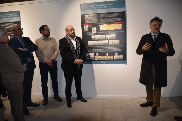 Un momento de la visita a la muestra