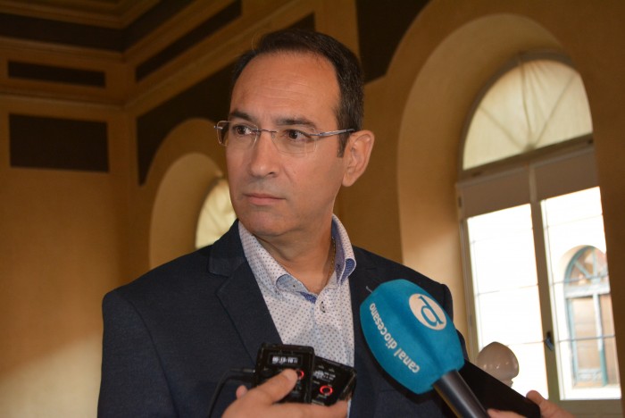 Santiago García Aranda informando a los medios de comunicación antes de comenzar el pleno