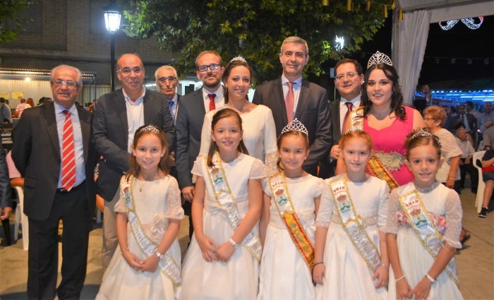 Álvaro Gutiérrez, Raúl Pingarrón, Tomás Villarrubia y reinas y damas de las fiestas de Villaminaya