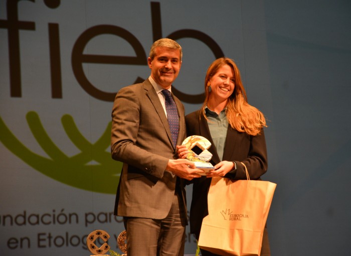 Imagen de Álvaro Gutiérrez entregando uno de los IX Premios de COPE Castilla-La Mancha