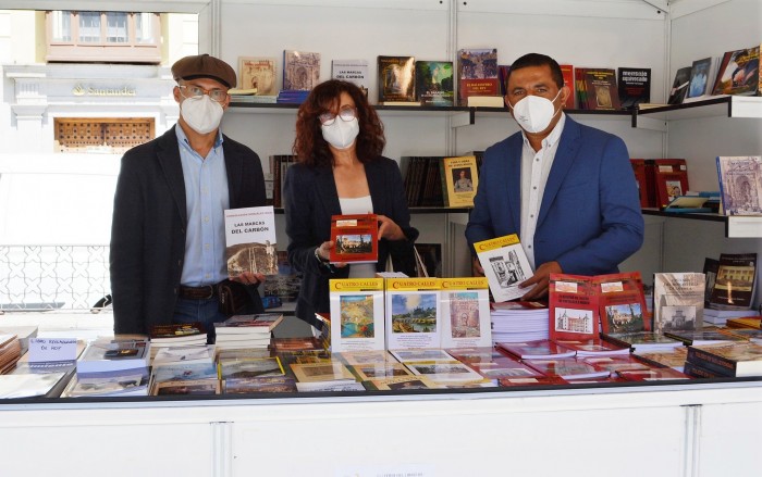 Imagen de Ana Gómez y José carlos Sánchez en la fería del Libro de Toledo