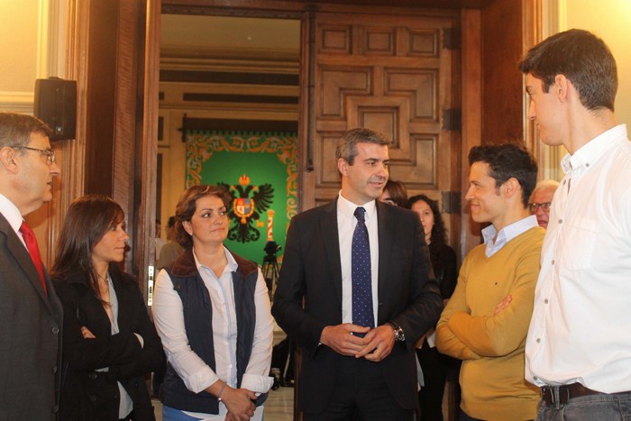 Imagen de Álvaro Gutiérrez con deportistas de Velada