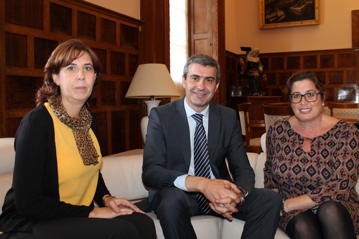 Álvaro Gutiérrez con las concejalas de Agricultura y de Deportes de Cedillo del Condado