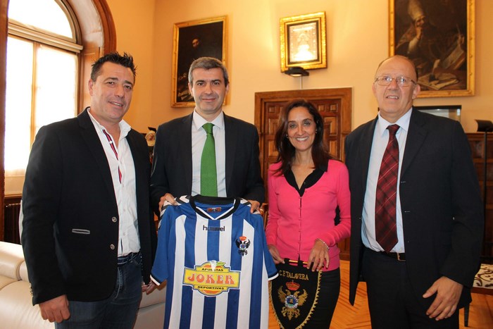 Imagen de Álvaro Gutiérrez con el presidente del CF Talavera de la Reina