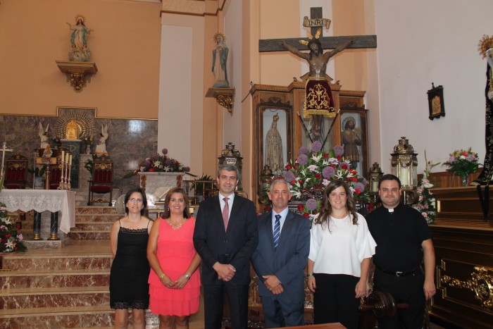 Imagen de Álvaro Gutiérrez con el alcalde y concejalas de Carmena y el párroco ante el Cristo de la Cueva