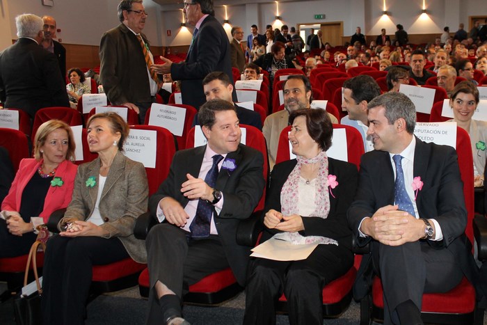Álvaro Gutiérrez junto Mª del Mar Azaña y Emiliano García-Page en el salón de actos de Infantes