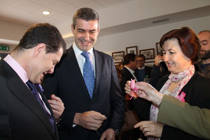 Imagen de Álvaro Gutiérrez y Emiliano García-Page se colocan el trébol símbolo de la Asociación