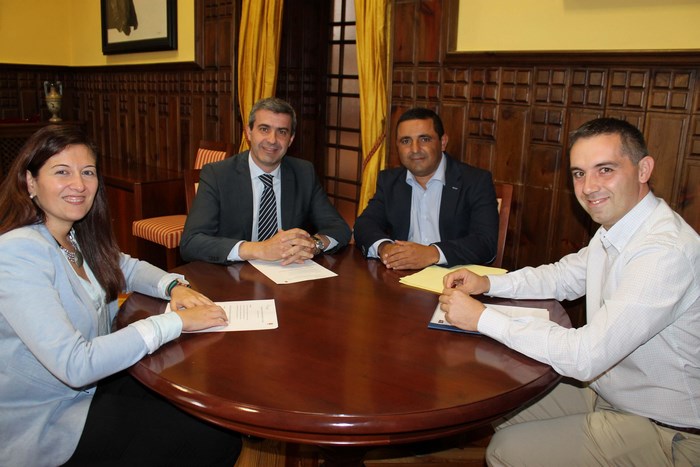 Álvaro Gutiérrez junto al alcalde de Mejorada, José Carlos Sánchez, y concejales de su equipo