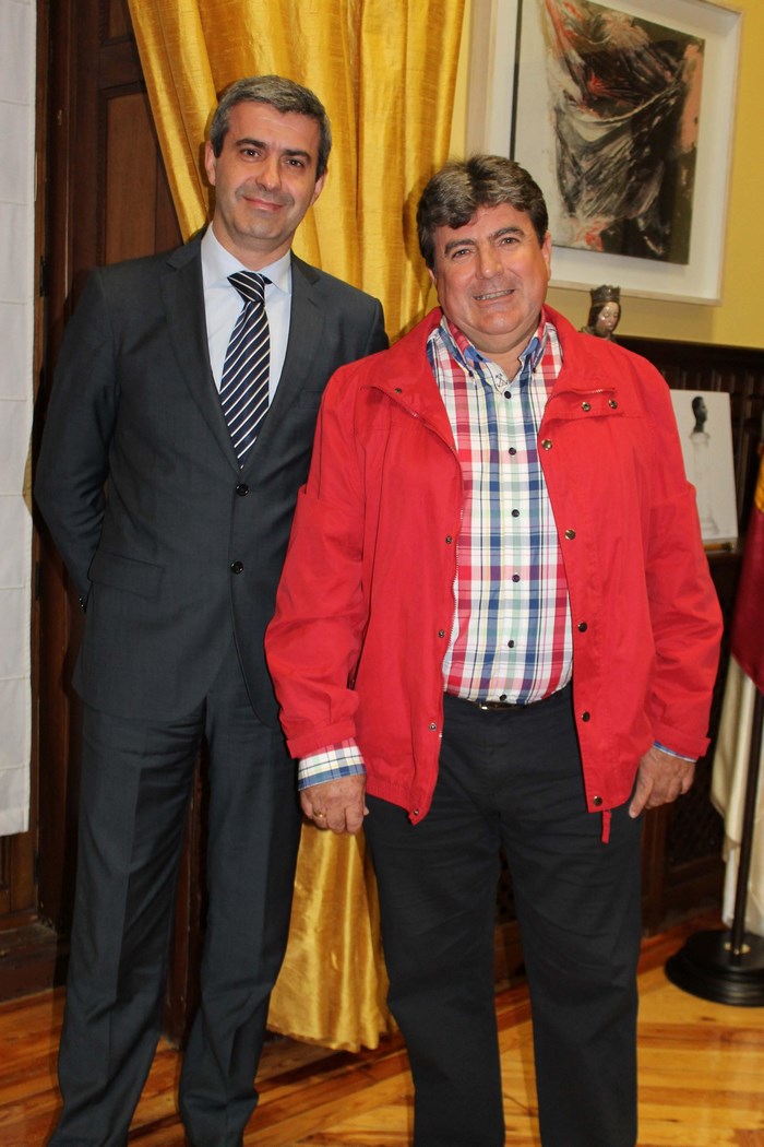 Álvaro Gutiérrez junto a Teodoro Jiménez, alcalde de Montearagón