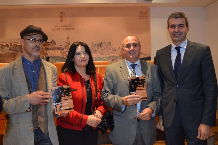 Imagen de Álvaro Gutiérrez acompañado a Jesús Gallardo en la presentación de su primera novela