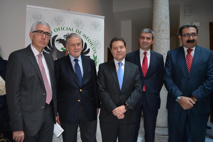 Imagen de Álvaro Gutiérrez junto autoridades asistentes a la inauguración de la sede del Colegio de Médicos