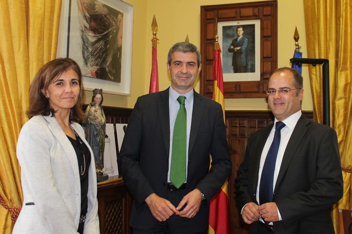 Imagen de Álvaro Gutiérrez con responsables de Gas Natural Castilla-La Mancha
