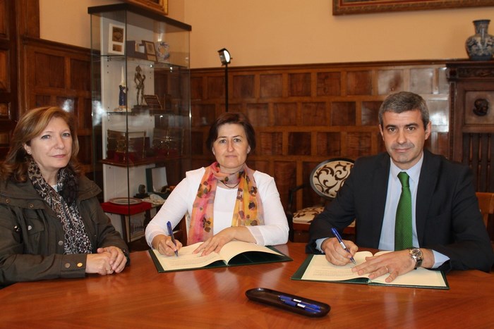 Imagen de Álvaro Gutiérrez y Mª del Mar Azaña firmando el convenio de colaboración con APANAS