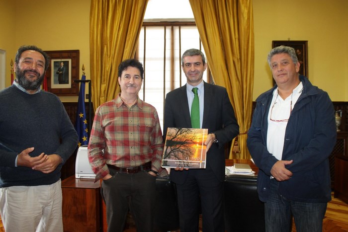 Imagen de Álvaro Gutiérrez con responsables de la Asociación Ardeidas