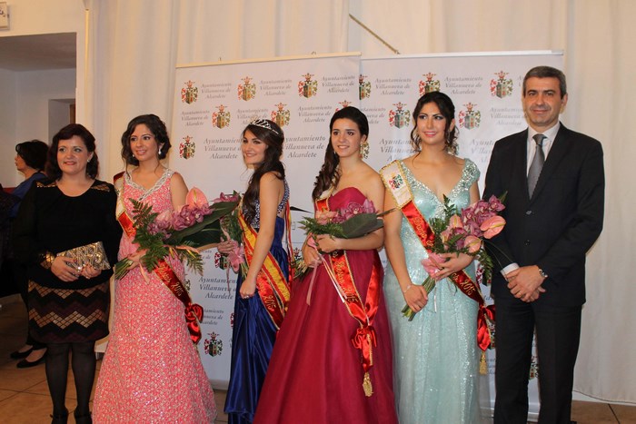 Imagen de Álvaro Gutiérrez y Mª Dolores Verdúguez junto a la reina y las damas