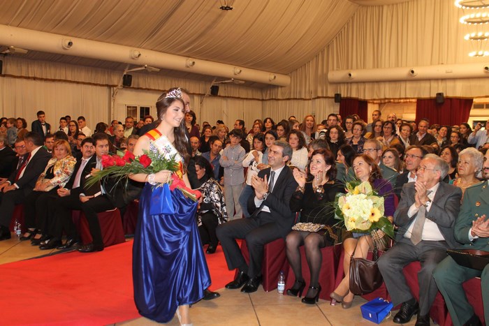 Imagen de Álvaro Gutiérrez y Mª Dolores Verdúguez aplauden a la Alba Serrano, reina de las fiestas patronales