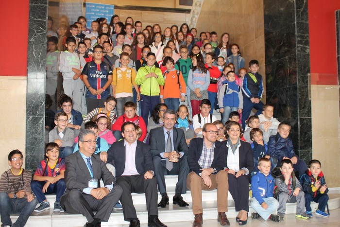 Imagen de Álvaro Gutiérrerz con los niños