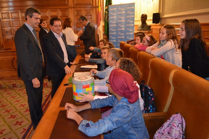 Imagen de El presidente departiendo con los escoalres