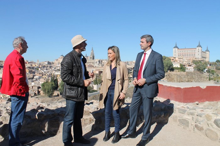 Imagen de Álvaro Gutiérrez junto a Milagros Tolón en el yacimiento del cerro del Bú