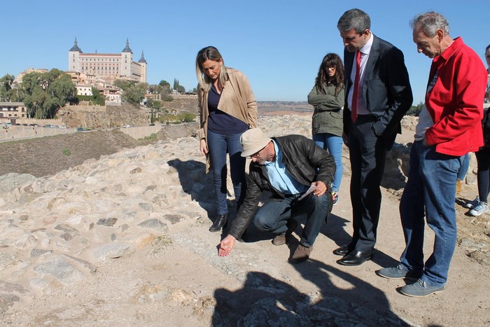 Imagen de Gutiérrez y Tolón atentos a las explicaciones de los trabajos realizados en el cerro del Bú