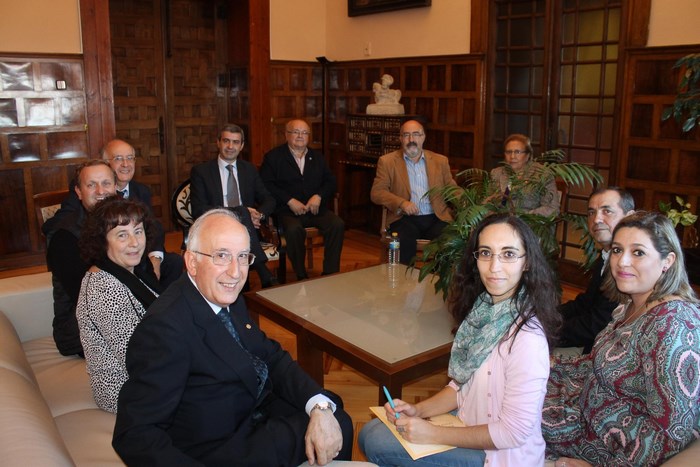 Imagen de Álvaro Gutiérrez con la Junta de Hermandades y Cofradías de la Semana Santa de Toledo