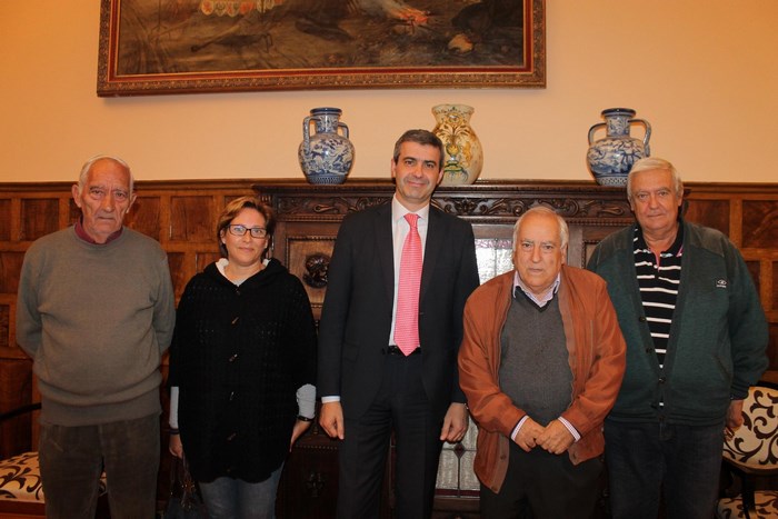 Imagen de Álvaro Gutiérrez con el alcalde de Arcicollar y concejales y concejalas del equipo de Gobierno