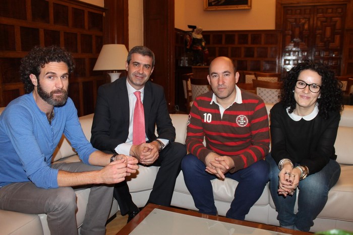 Imagen de Álvaro Gutiérrez con alcalde Mazarambroz