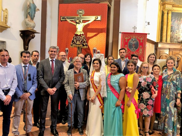 Álvaro Gutiérrez, Ismael Pinel y la corporación junto al Cristo de la Caridad