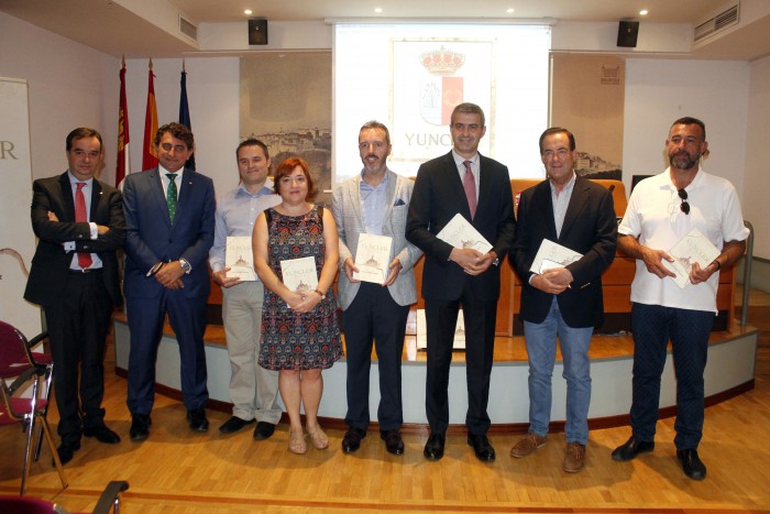 Álvaro Gutiérrez junto al alcalde de Yuncler, Luis Miguel Martín y el ex presidente Bono