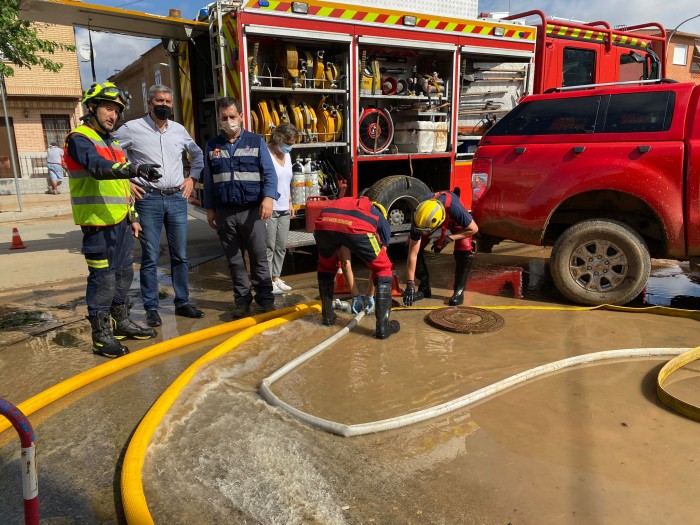 Imagen de Álvaro Gutiérrez con los bomberos del Consorcio de la Diputación