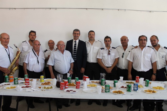 Álvaro Gutiérrez con los componentes de la Banda de Música de Alcabón