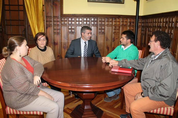 Imagen de Álvaro Gutiérrez con el alcalde de El Carpio de Tajo y miembros del equipo de Gobierno