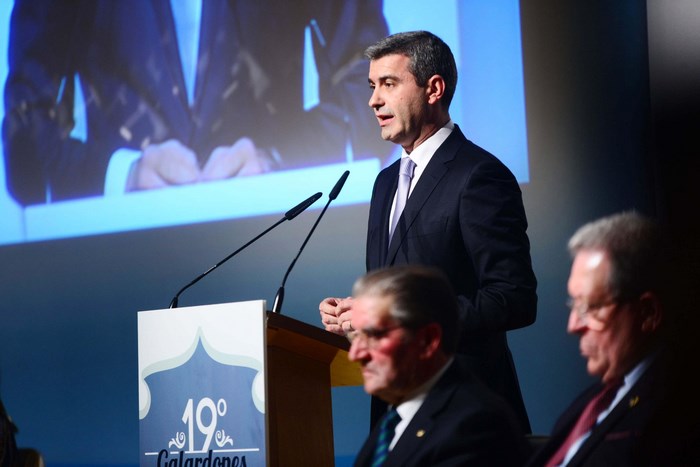 Imagen de Álvaro Gutiérrez durante su intervención en gala de premios empresariales de FEDETO