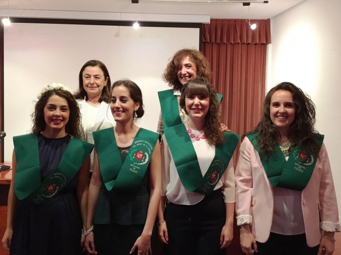 Ana María Gómez y Blanca Rodríguez con las universitarias que este curso finalizan sus estudios