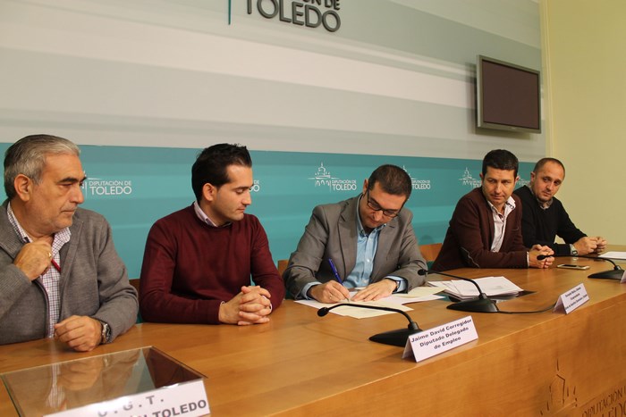 Fernando Muñoz firmando el acuerdo