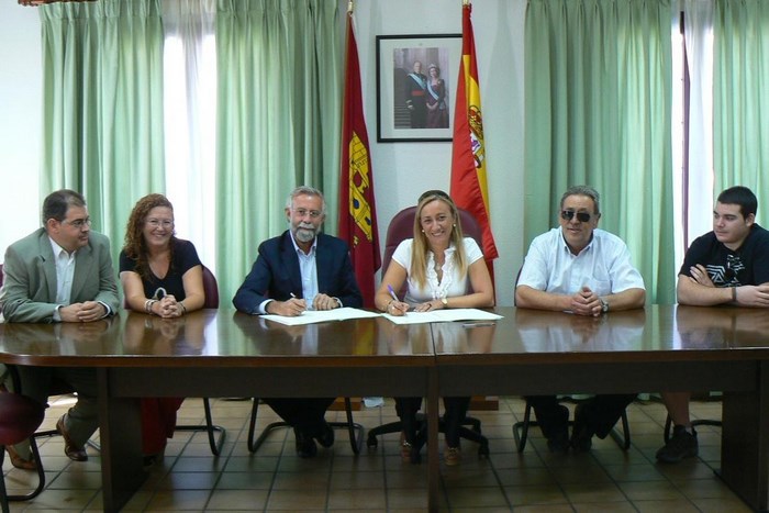 Imagen de Ramos firma convenio punto limpio alcaldesa