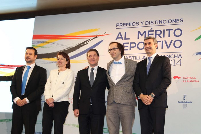 Imagen de Álvaro Gutiérrez y el resto de autoridades con uno de los deportistas premiados