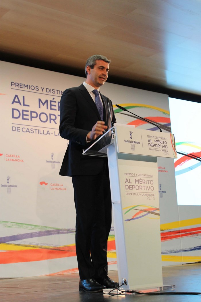 Imagen de Álvero Gutiérrez dirigiendo unas palabras a los asistentes a la entrega de medallas