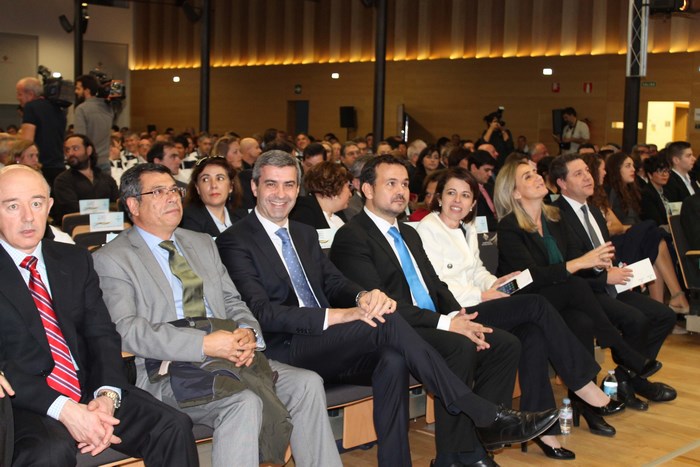 Imagen de Álvaro Gutiérrez junto a las autoridades y público asistente a la entrega de medallas