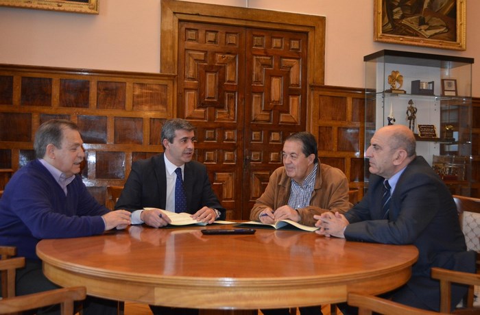 Imagen de Álvaro Gutiérrez firma un convenio con la Federación de Fútbol