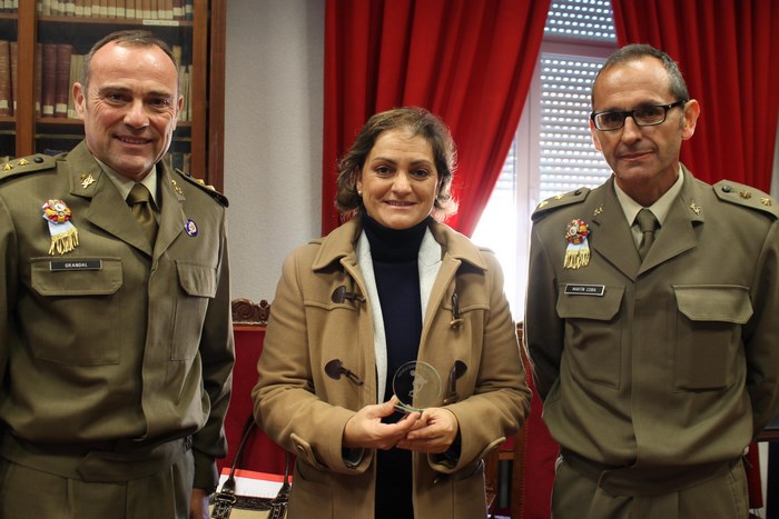 Imagen de M. Ángeles García junto a los responsables de la Escuela Central de Educación Física