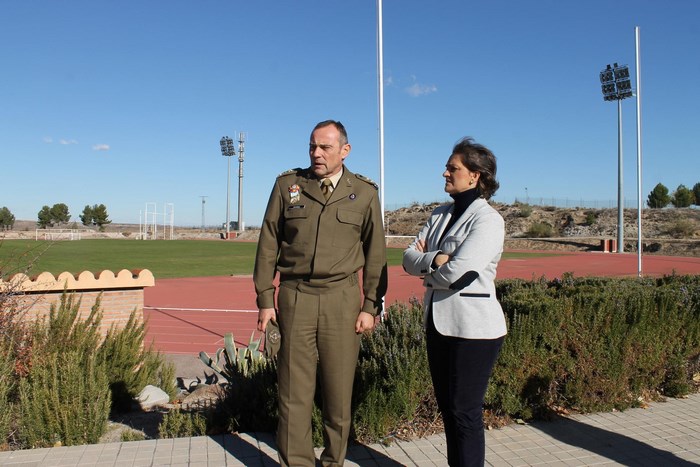 Imagen de M. Ángeles García junto al coronel director de la ECEF, Enrique Grandal, visitando las instalaciones