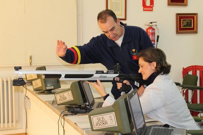 Imagen de M. Ángeles Martín practicando en la zona de tiro de la ECEF