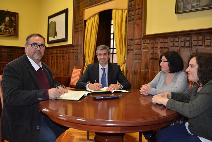 Álvaro Gutiérrez con el alcalde de Villafranca de los Caballeros, Julián Bolaños