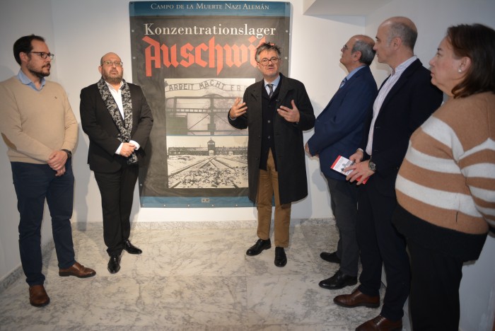 Imagen de Arribas y Ocampo con el cartel de la exposición