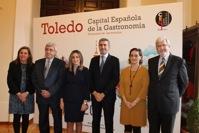 Álvaro Gutiérrez junto a los firmantes del convenio que convierte a Toledo en capital gastronómica
